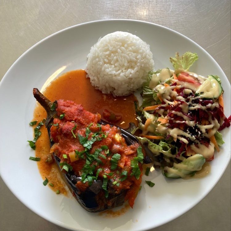 Gefüllte Aubergine mit Reis und Salat