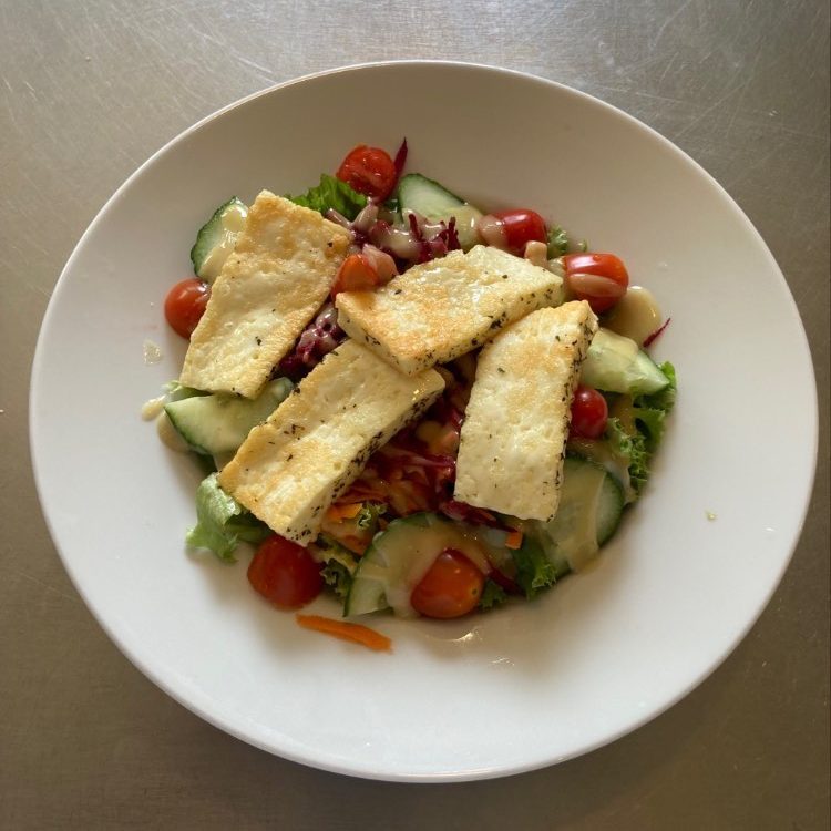 Salat mit gebratenem Halloumi
